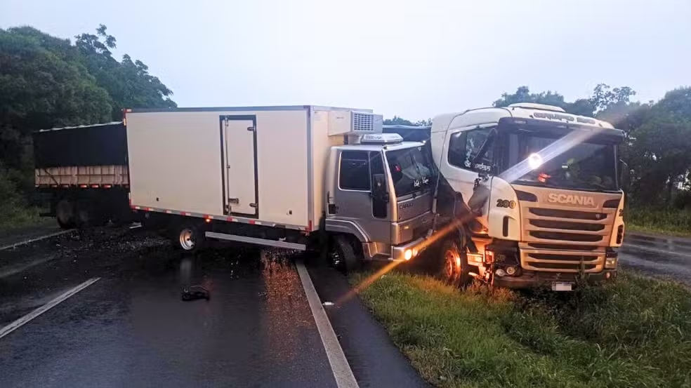 Caminhoneiro de 21 anos morre ao desviar de acidente entre outros caminh&otilde;es na BR-376, no Paran&aacute;