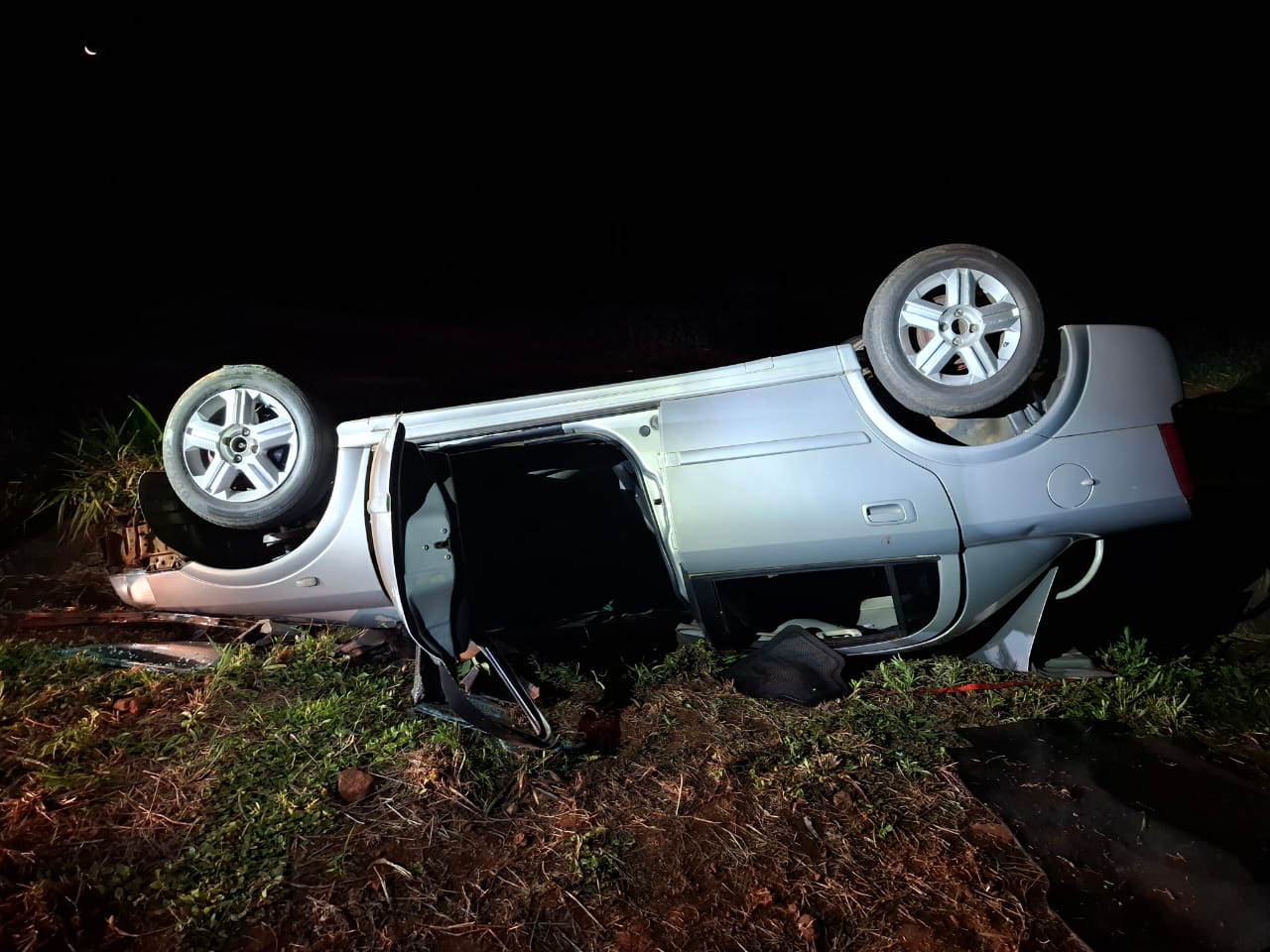 Motorista e passageiro ficam feridos ap&oacute;s capotamento na PR-590, em Ramil&acirc;ndia