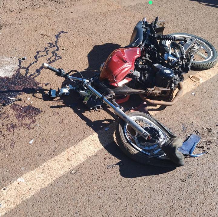Batida entre caminh&atilde;o e moto deixa dois adolescentes feridos na PR-484, no oeste do Paran&aacute;