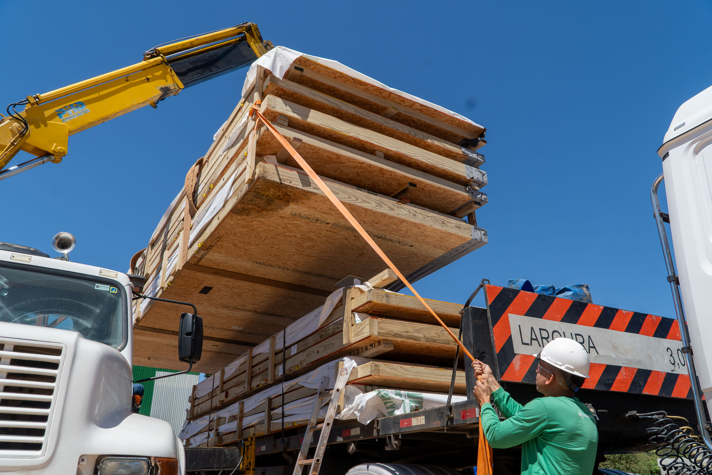 Estado envia casas pr&eacute;-fabricadas para moradores atingidos por tornado em Rio Bonito do Igua&ccedil;u