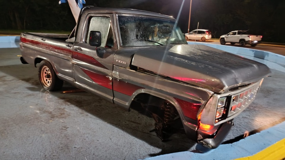 Motorista bate em mureta de chafariz ap&oacute;s perder o controle em rotat&oacute;ria de Toledo