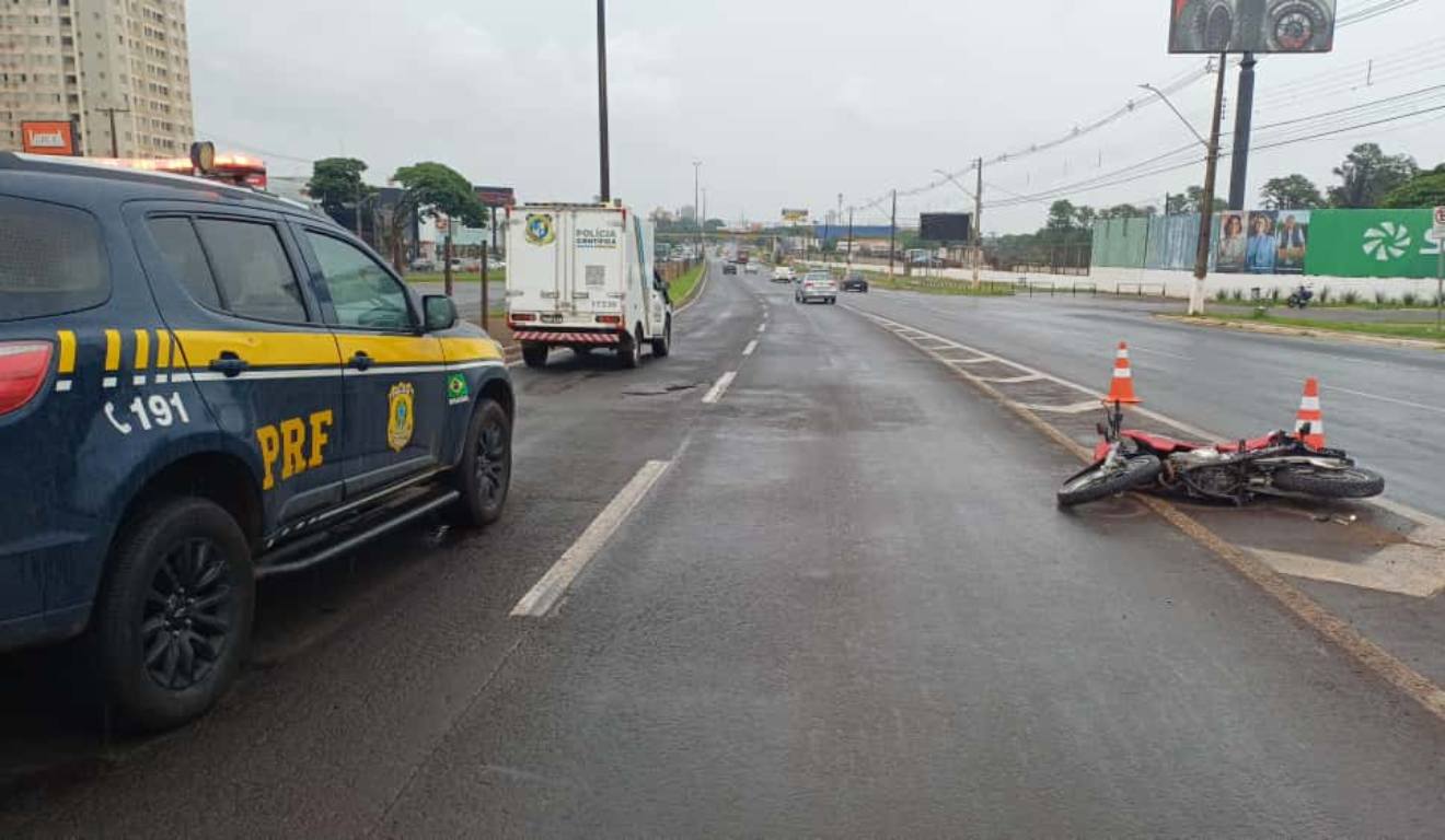 Motociclista morre e filho adolescente sobrevive em acidente na BR-376