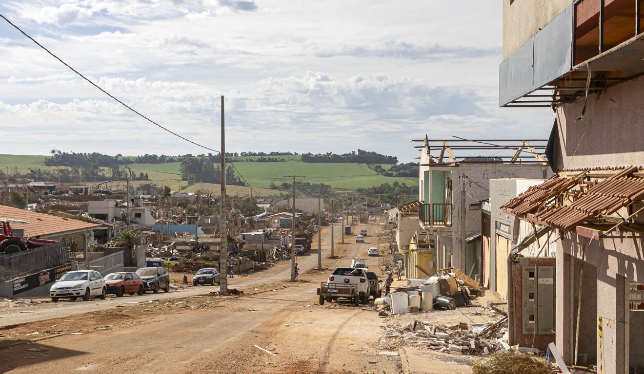 Tr&ecirc;s pessoas seguem internadas em estado grave ap&oacute;s tornado no Paran&aacute;