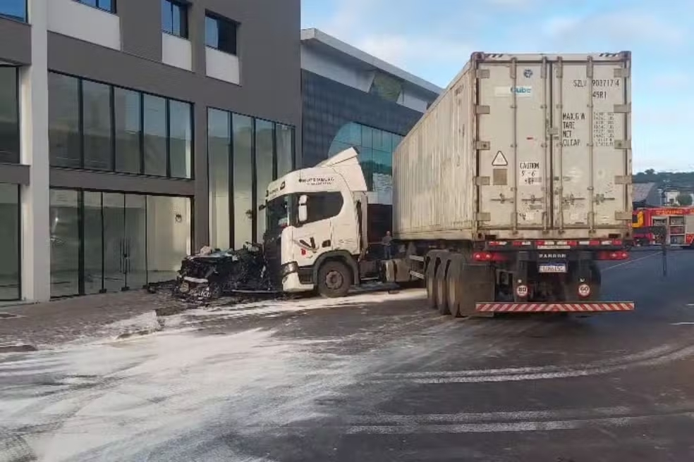 Policiais civis ficam feridos ap&oacute;s viatura atingir carreta e ser arrastada por ela, no Paran&aacute;