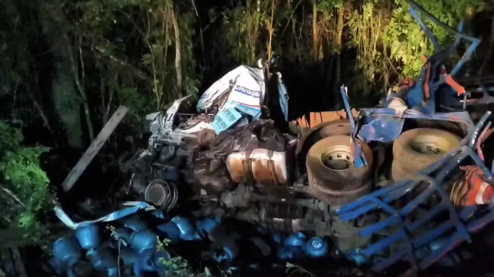 Acidente envolvendo um carro, quatro carretas e carga explosiva mata caminhoneiro na BR-476, no Paran&aacute;