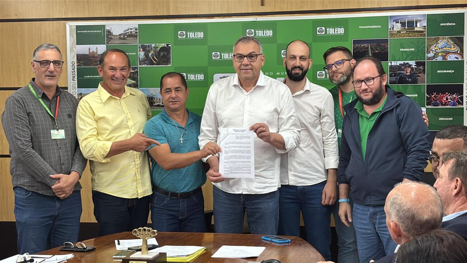 Leis sobre im&oacute;veis, comunica&ccedil;&atilde;o inclusiva e retirada de fios s&atilde;o sancionadas em Toledo