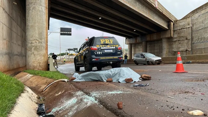 Homem morre e outro fica gravemente ferido ap&oacute;s persegui&ccedil;&atilde;o e acidente no Trevo Cataratas, em Cascavel
