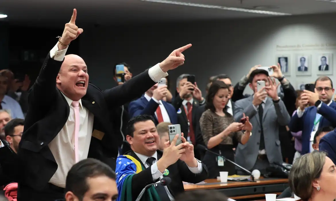 Conselho de &Eacute;tica da C&acirc;mara arquiva processo contra Eduardo Bolsonaro