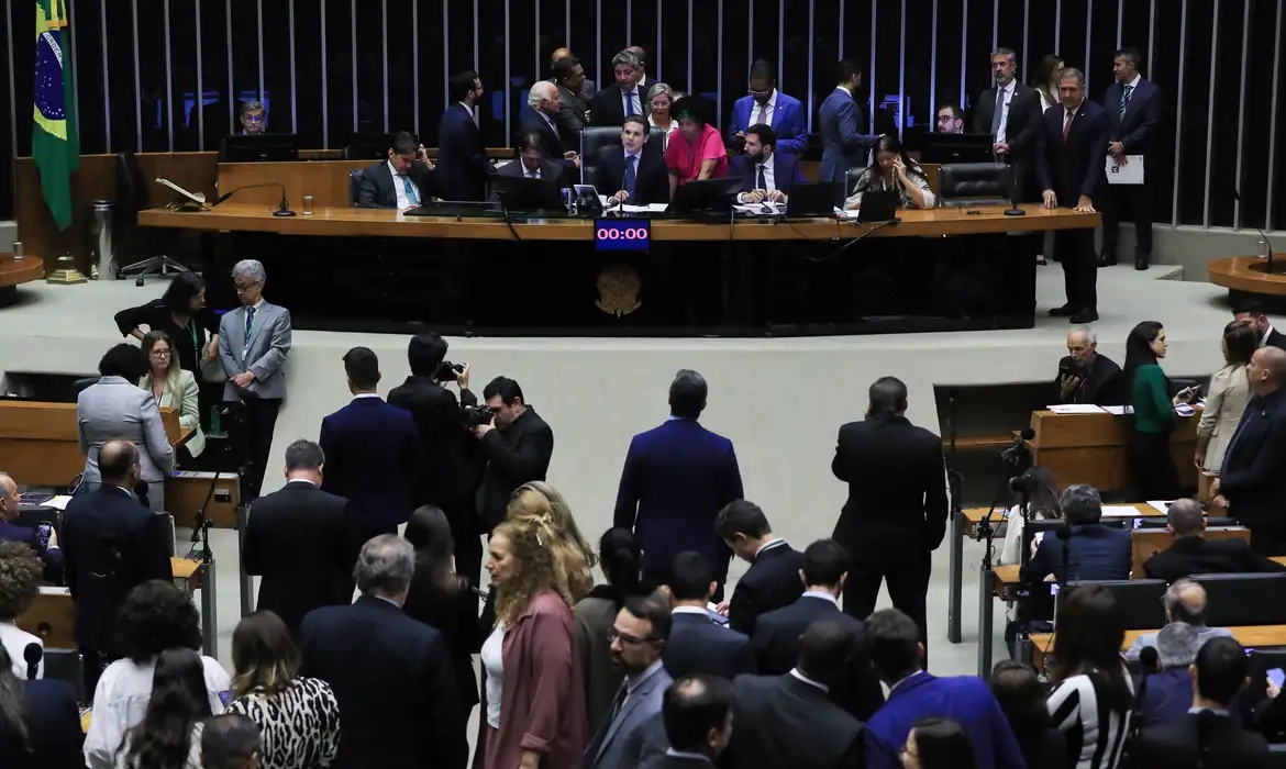 C&acirc;mara aprova urg&ecirc;ncia para votar projeto que cria bancada crist&atilde;