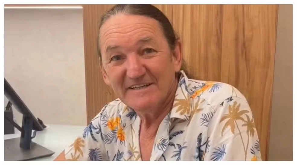 Humorista Marquito &eacute; extubado e respira sem aparelhos ap&oacute;s cirurgia; hospital mant&eacute;m quadro como grave