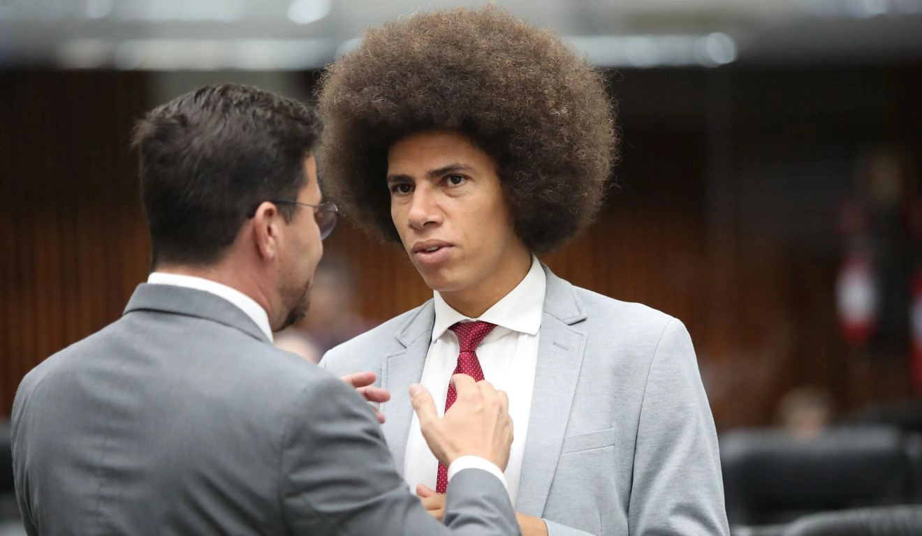 Conselho de &Eacute;tica da Alep acolhe den&uacute;ncia e marca depoimento de Renato Freitas por briga de rua