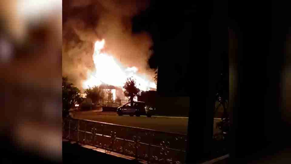 Inc&ecirc;ndio destr&oacute;i completamente casa e carro em Capanema