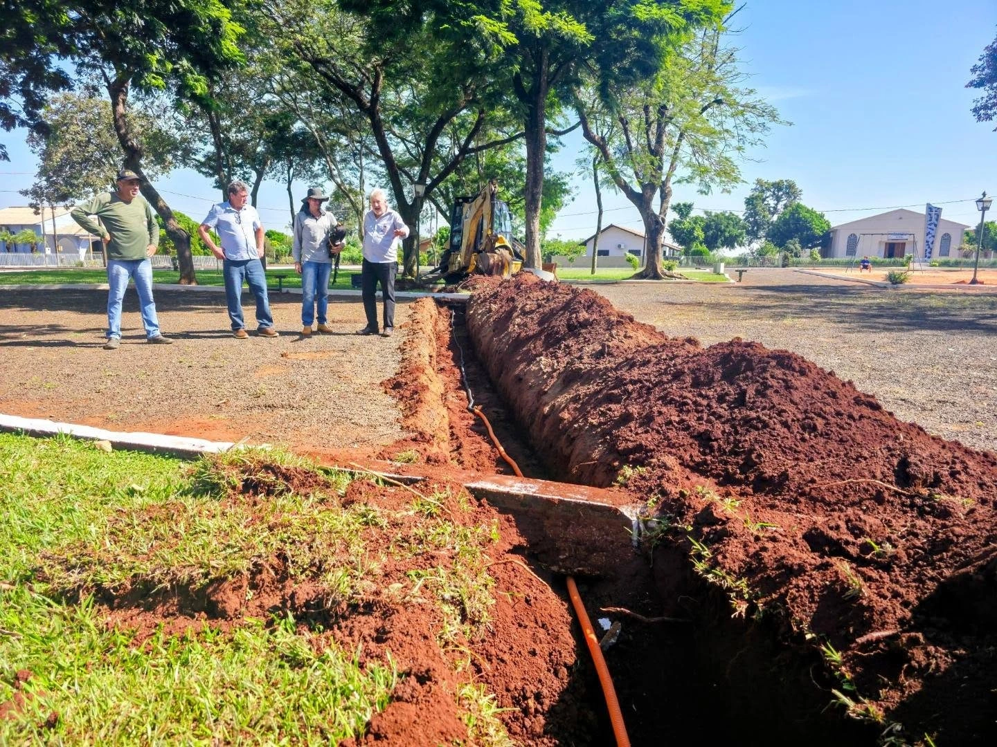 Pra&ccedil;a Willy Barth recebe servi&ccedil;os de manuten&ccedil;&atilde;o e melhorias em Planalto do Oeste