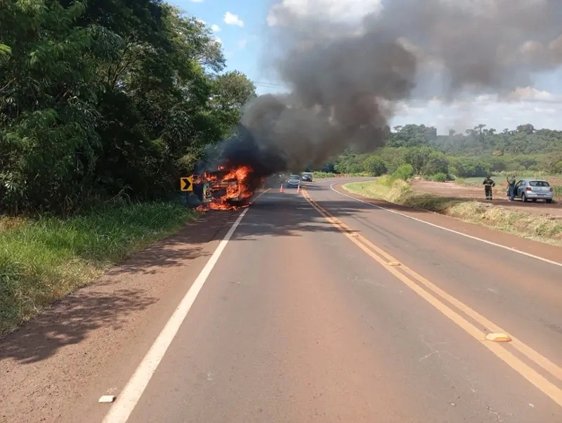 Kombi &eacute; destru&iacute;da por inc&ecirc;ndio na PR-239 entre Assis Chateaubriand e Jesu&iacute;tas