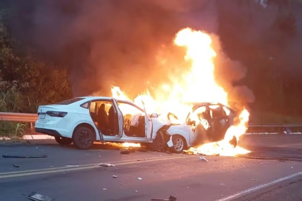 Quatro pessoas morrem e carros pegam fogo ap&oacute;s colis&atilde;o na BR-287, interior do RS