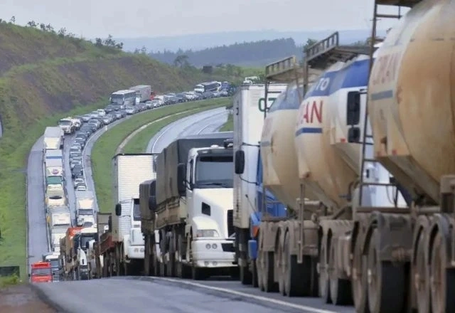 PRF divulga calend&aacute;rio que pro&iacute;be circula&ccedil;&atilde;o de ve&iacute;culos pesados nos feriados de 2026