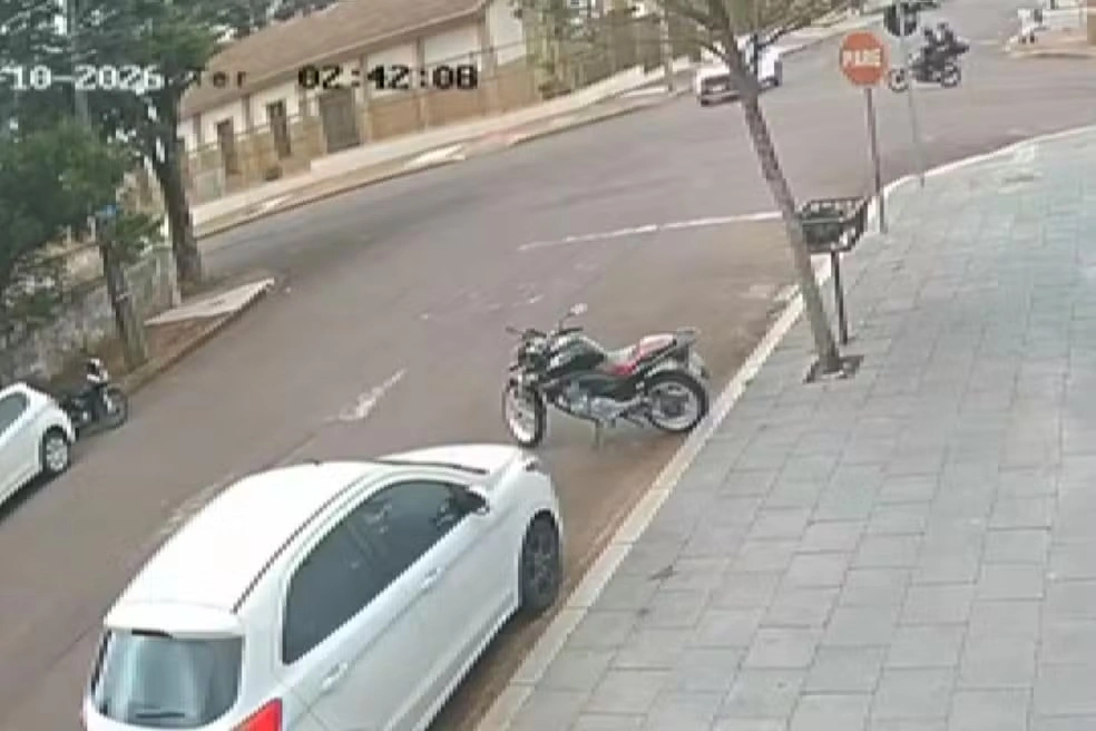 Mulher que levava filho na garupa de moto morre ao bater em carro que furou preferencial, em Cascavel