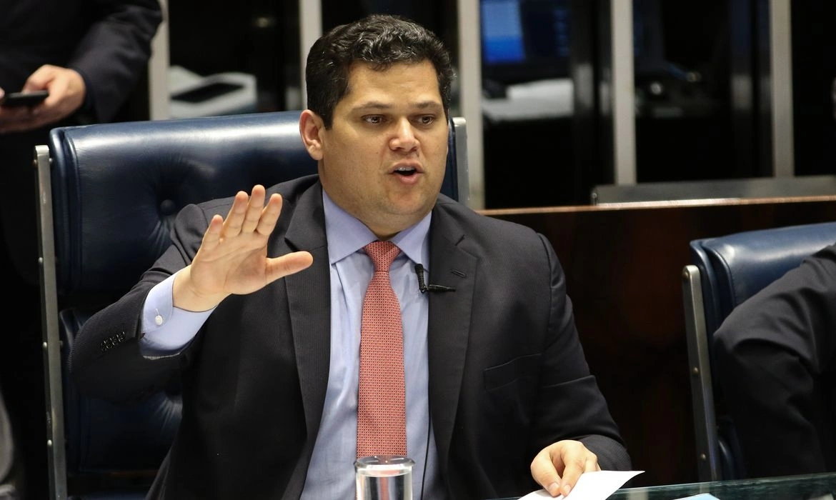 Alcolumbre diz a senadores que s&oacute; deve votar indica&ccedil;&atilde;o de Messias ap&oacute;s elei&ccedil;&otilde;es