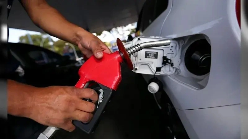 Gasolina e diesel sobem pela quarta semana seguida nos postos do pa&iacute;s, diz ANP