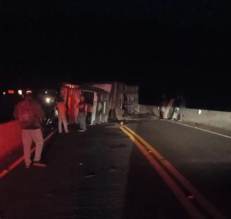 Caminh&atilde;o tomba sobre ponte na PR-484 em Quedas do Igua&ccedil;u