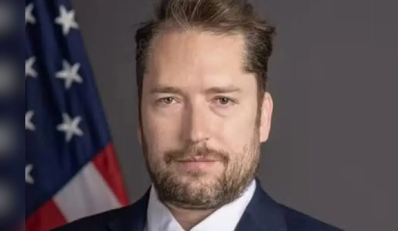 Moraes autoriza vista de conselheiro de Trump a Bolsonaro na Papudinha