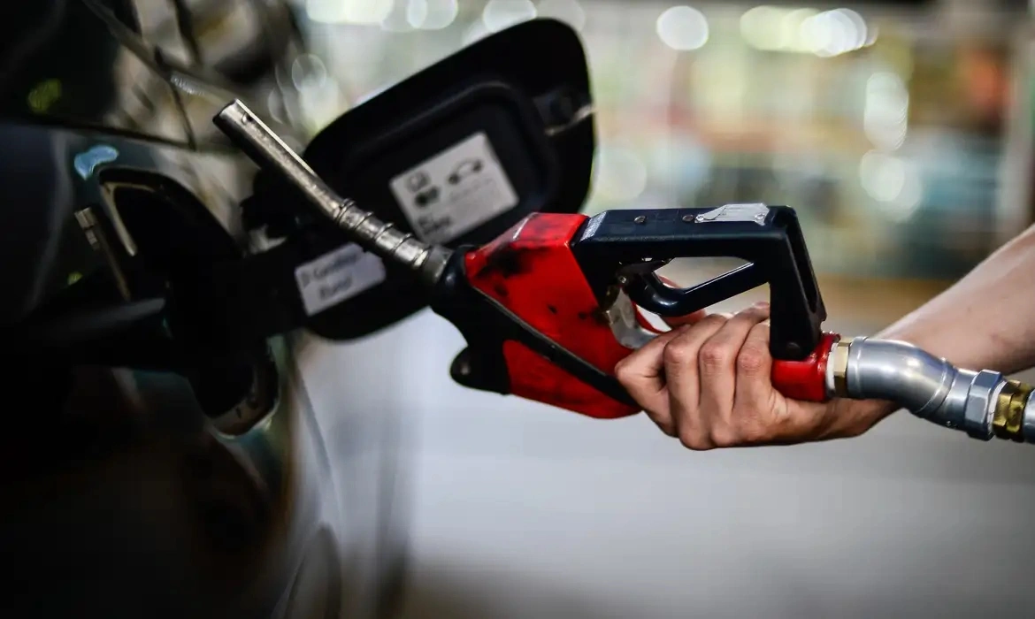 Pre&ccedil;o m&eacute;dio da gasolina comum sobe at&eacute; R$ 0,31 em cidades do Paran&aacute;, aponta ANP