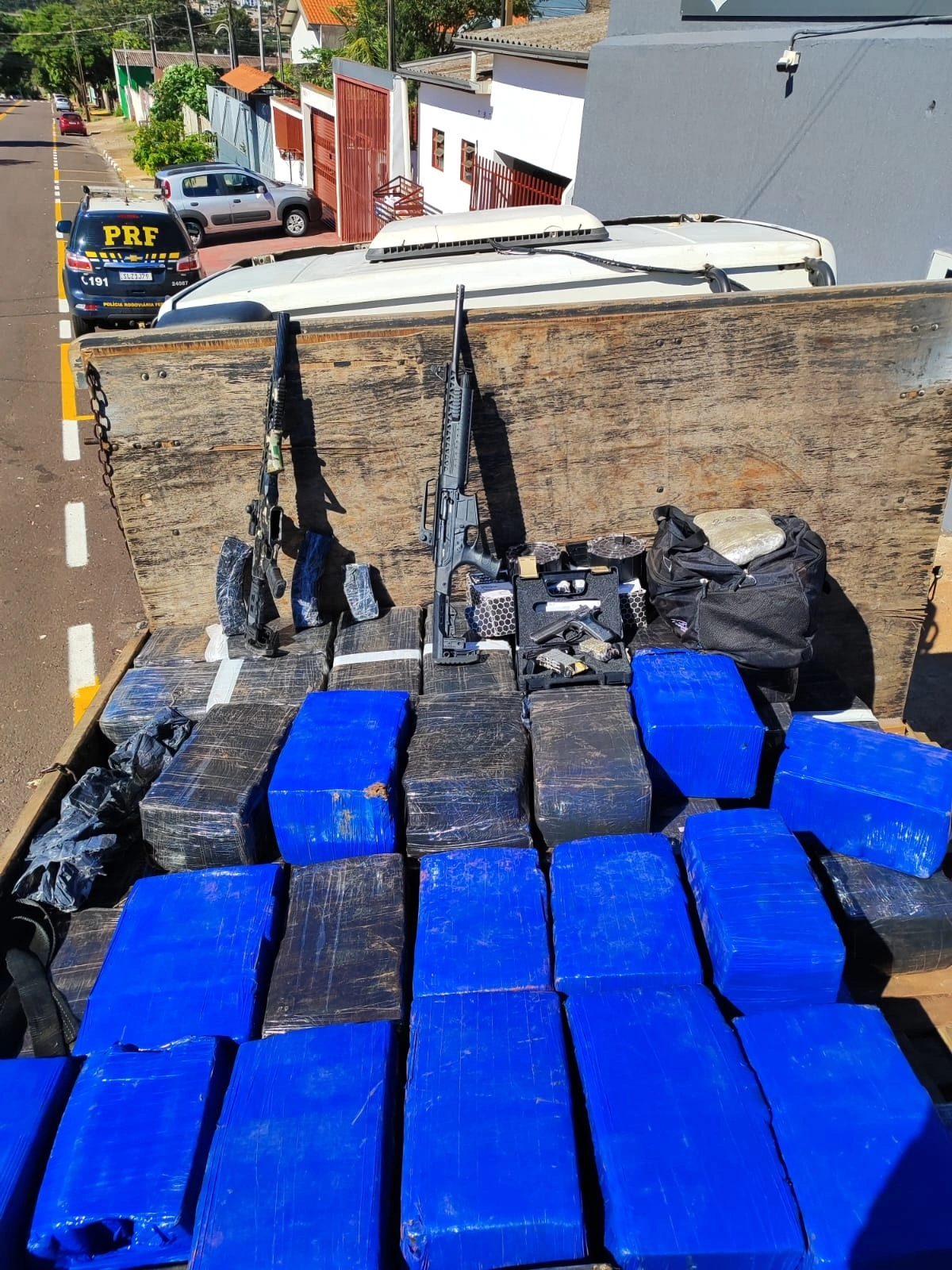 PRF apreende 2,8 toneladas de maconha e 3 armas em caminh&atilde;o ap&oacute;s persegui&ccedil;&atilde;o em Toledo