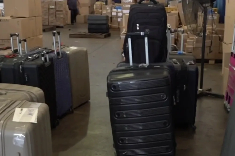 26 passageiros, 50 malas e dois dias de contagem: carga milion&aacute;ria de produtos sem documenta&ccedil;&atilde;o &eacute; encontrada em &ocirc;nibus no Paran&aacute;