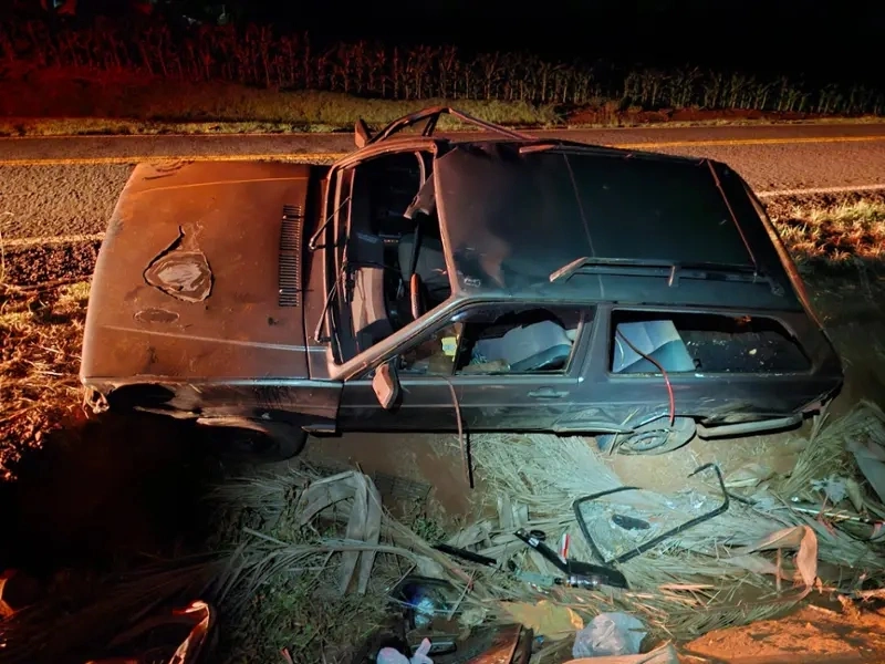 Motorista fica ferido ap&oacute;s capotamento na PR-495 em Serran&oacute;polis do Igua&ccedil;u