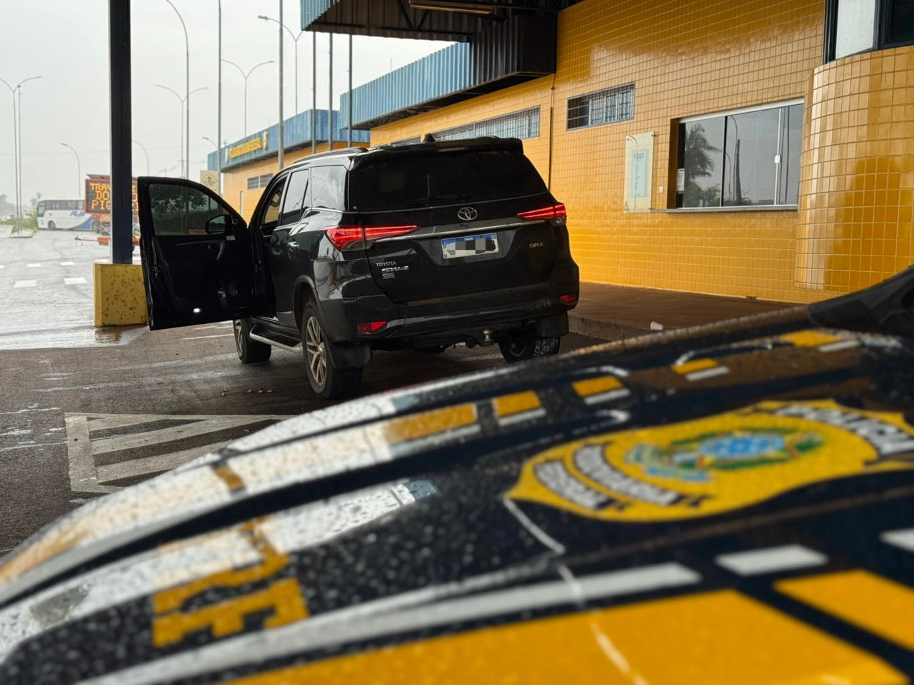 PRF recupera em Gua&iacute;ra caminhonete de luxo furtada no Rio Grande do Sul