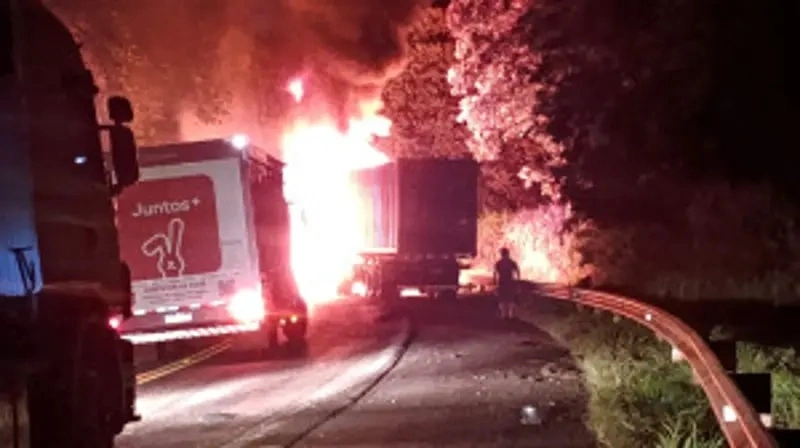 Grave acidente entre carro e caminh&atilde;o termina com explos&atilde;o e uma morte na BR-277 em Matel&acirc;ndia