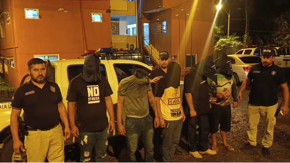 Tr&ecirc;s brasileiros s&atilde;o presos por tr&aacute;fico de cerca de 50 paraguaios pr&oacute;ximo ao Paran&aacute; para trabalho an&aacute;logo &agrave; escravid&atilde;o