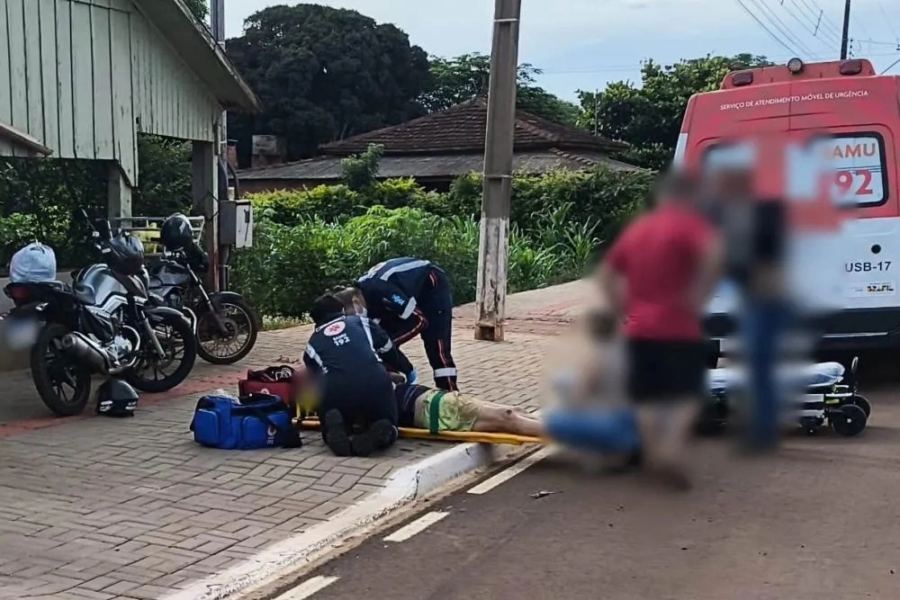 Homem fica ferido, com suspeita de fratura, ap&oacute;s cair de moto em movimento em Novo Tr&ecirc;s Passos