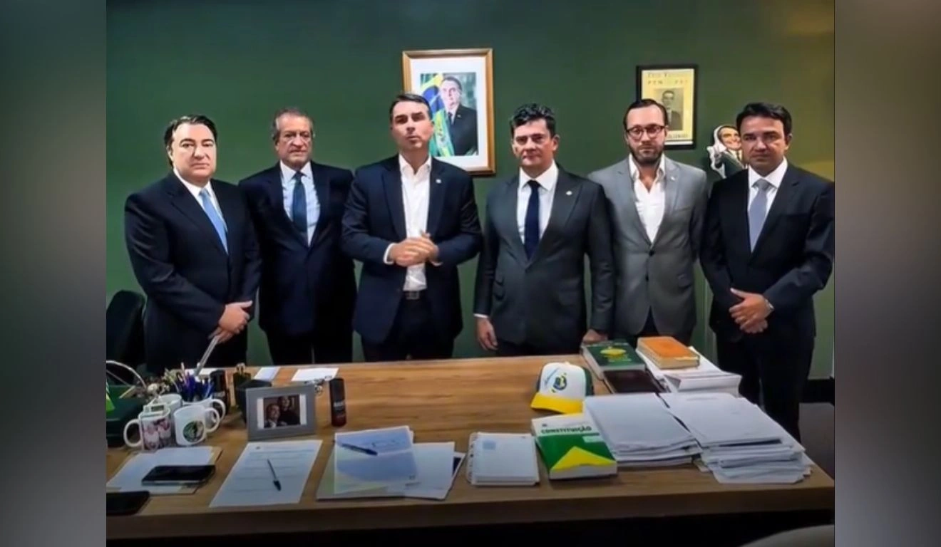 Fl&aacute;vio Bolsonaro declara apoio a "amigo" Moro ao Governo do Paran&aacute;