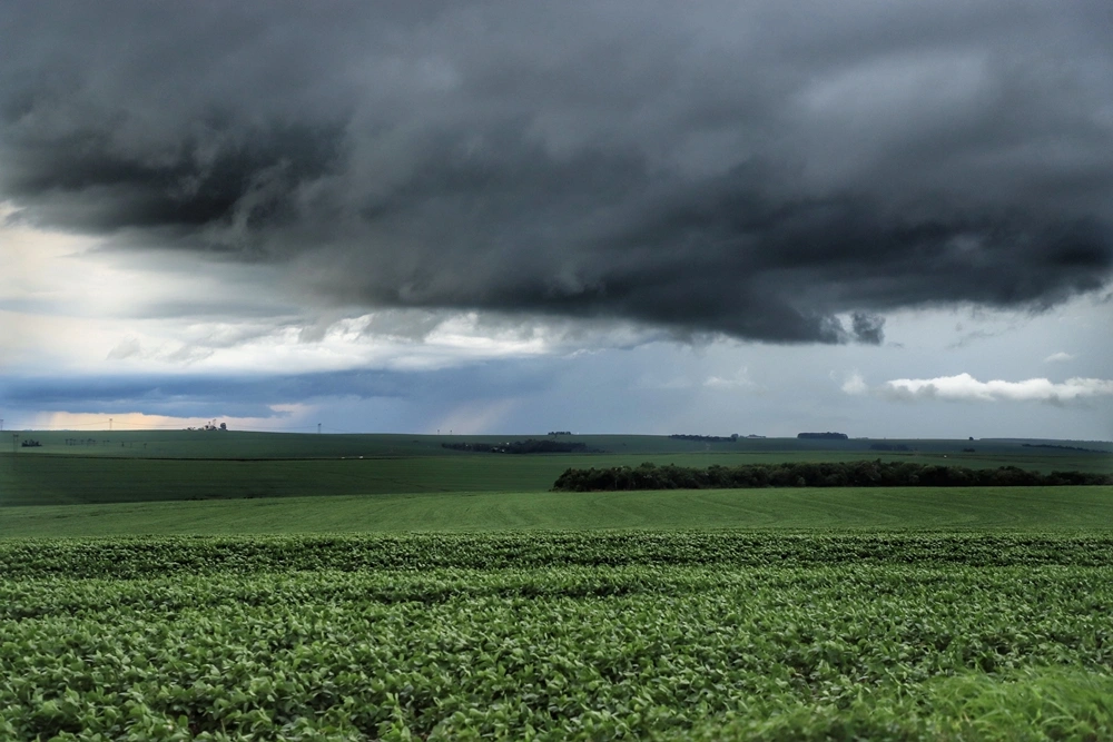 Nova frente fria aumenta risco de tempestade no in&iacute;cio da semana no Paran&aacute;