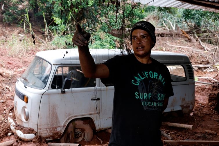 Juiz de Fora (MG), 19/03/2026 - Kasciany Pozzi Bispo, e sua kombi atolada no alto do Bairro Tr&ecirc;s Moinhos, um dos mais afetados pelas fortes chuvas. Um m&ecirc;s depois dos deslizamentos e alagamentos que causaram a morte de mais de 70 pessoas em Juiz de Fora, al&eacute;m de deixar milhares de pessoas desabrigadas. Foto: T&acirc;nia R&ecirc;go/Ag&ecirc;ncia Brasil