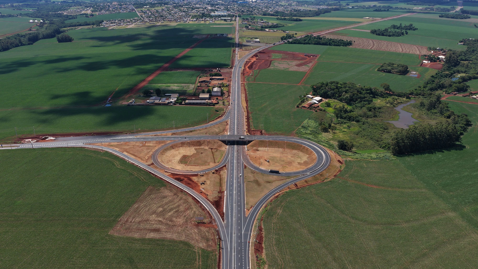 Empreiteira realiza acabamentos no contorno vi&aacute;rio de Palotina