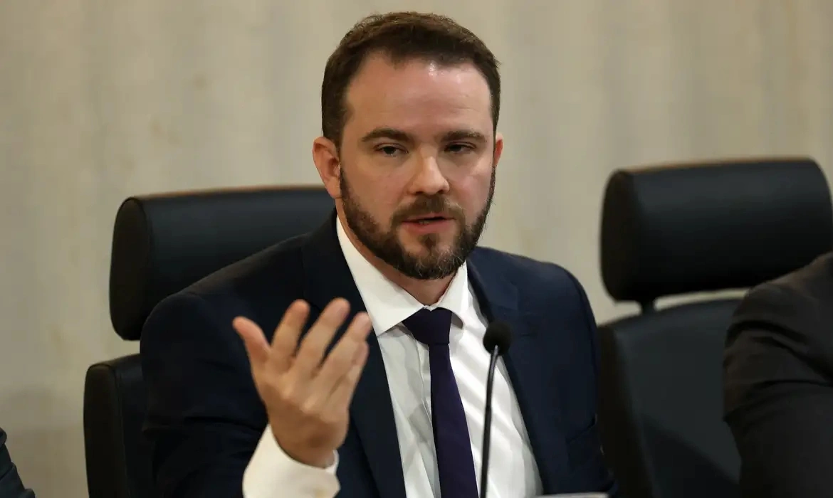 Governo prop&otilde;e subs&iacute;dio de R$ 1,20 ao diesel ap&oacute;s impasse do ICMS