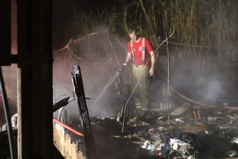 Inc&ecirc;ndio em resid&ecirc;ncia mata casal no interior de Campo Mour&atilde;o