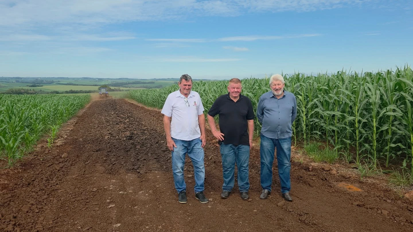 Prefeitura de Nova Santa Rosa realiza recupera&ccedil;&atilde;o emergencial de estrada na Linha Guaramirim