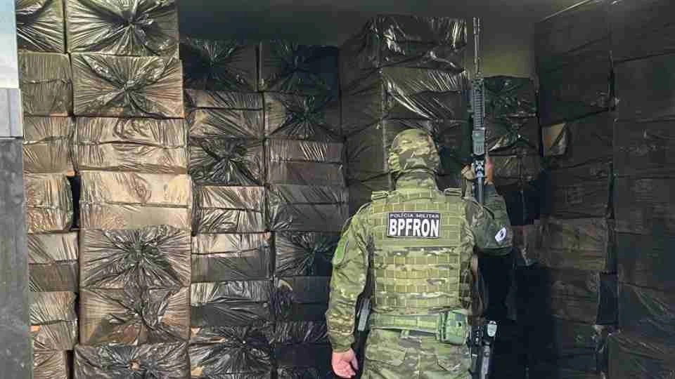 Carga de 25 mil ma&ccedil;os de cigarros &eacute; apreendida em Laranjeiras do Sul