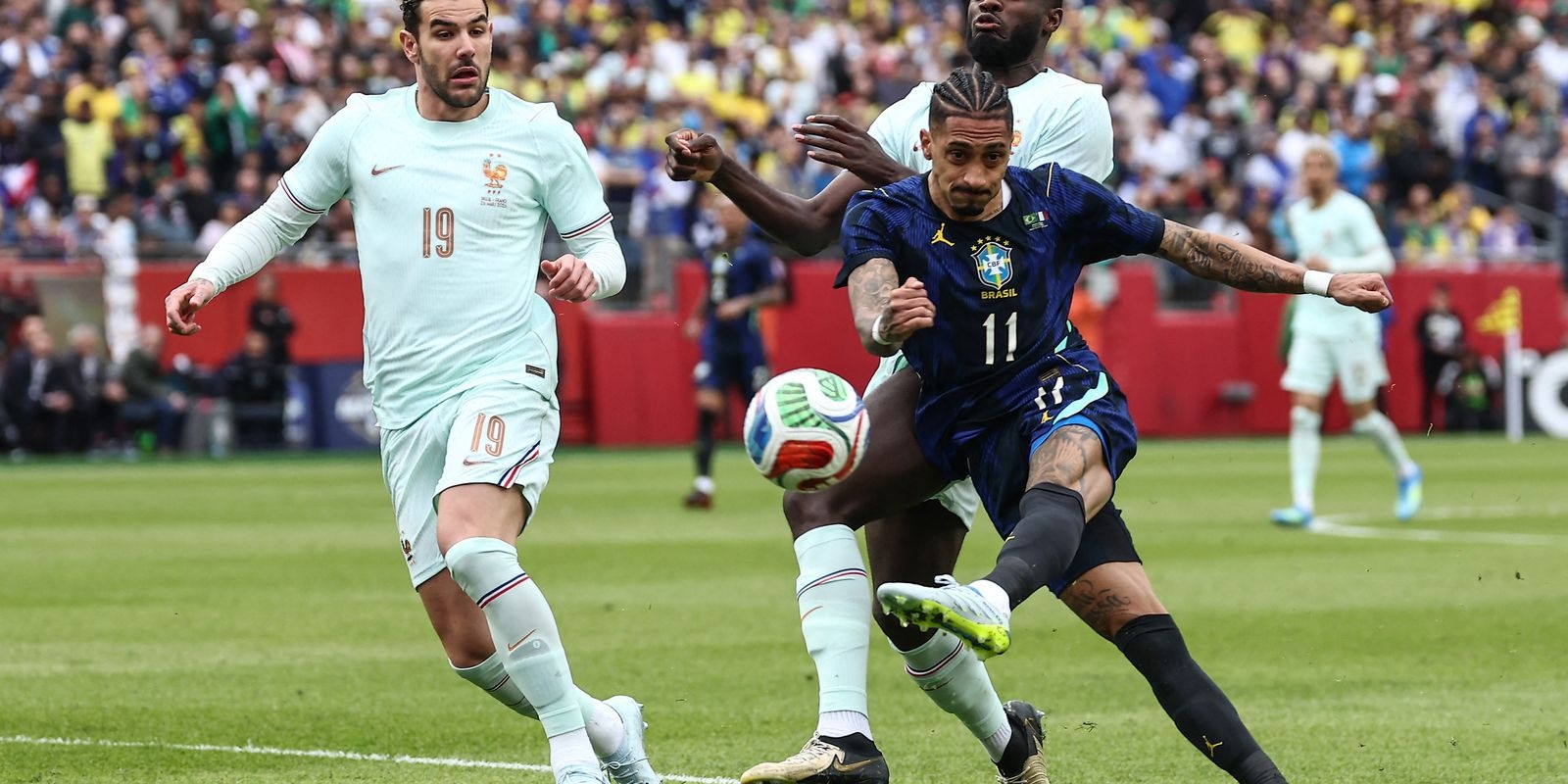 Raphinha e Wesley s&atilde;o cortados da sele&ccedil;&atilde;o brasileira