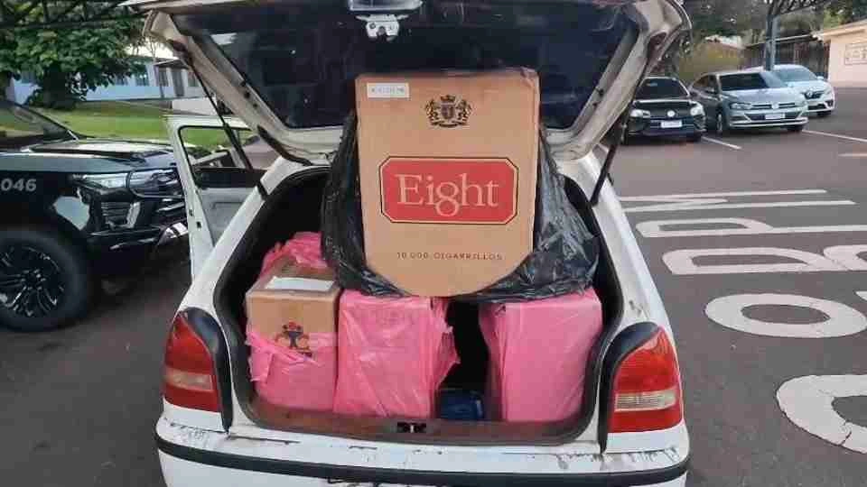 Carro carregado com 600 pacotes de cigarros contrabandeados &eacute; abandonado em Toledo