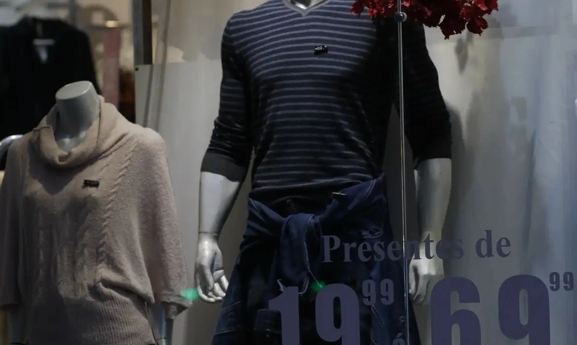 Impostos representam quase metade do pre&ccedil;o de roupas no Brasil