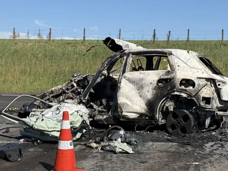 Carro el&eacute;trico pega fogo e motorista morre carbonizado ap&oacute;s acidente na BR-277, no Paran&aacute;; sete pessoas ficaram feridas