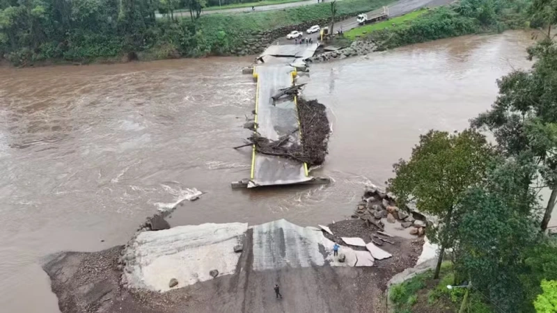 Ponte constru&iacute;da pela comunidade ap&oacute;s enchente de 2024 &eacute; destru&iacute;da pela segunda vez com for&ccedil;a da chuva no RS