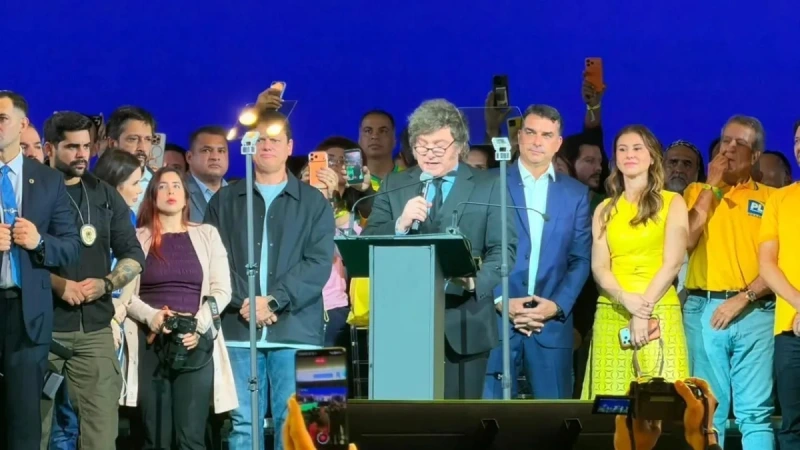 Milei chama Lula de "presidi&aacute;rio" e pede Fl&aacute;vio contra "trag&eacute;dia econ&ocirc;mica"