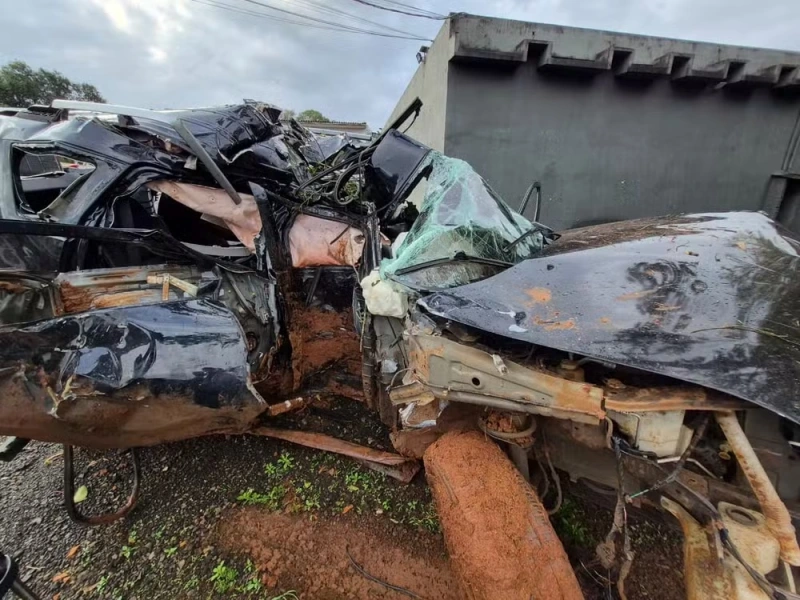 Pol&iacute;cia trata como homic&iacute;dio culposo morte de jovens em batida de carro que levava dez pessoas no PR