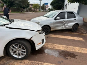 Carro roda na pista e para na cal&ccedil;ada ap&oacute;s batida no centro de Mercedes