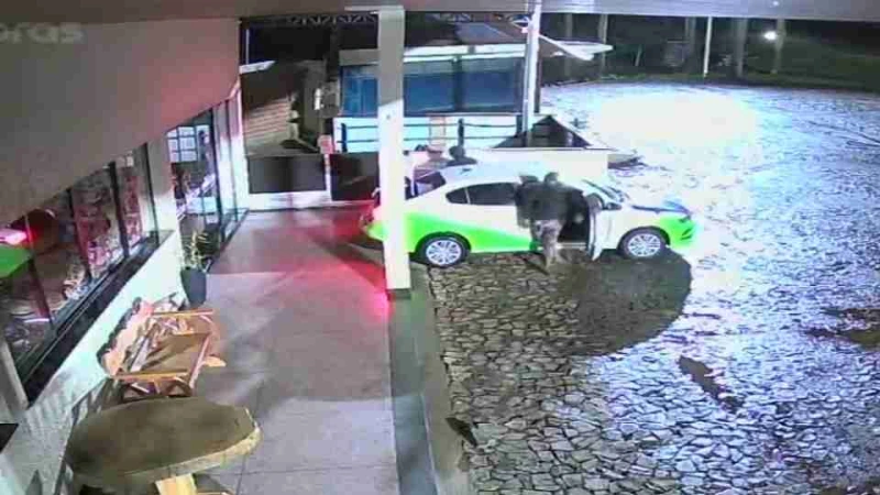 Com carro oficial da Sa&uacute;de, dupla furta dinheiro e bebidas de restaurante em Matel&acirc;ndia